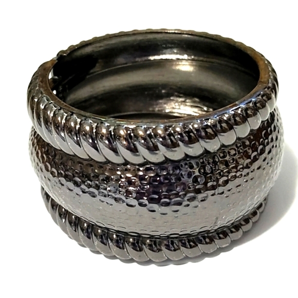 Jewelry - VINTAGE HAMMERED DARK GUNMETAL WIDE CUFF HINGED 7 3/4" BRACELET